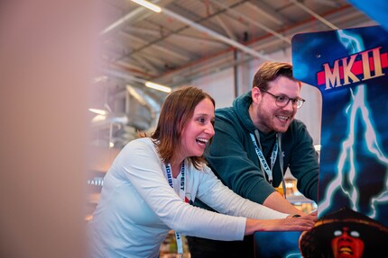 The Digitec editorial team warms up at the «Mortal Kombat» machine.