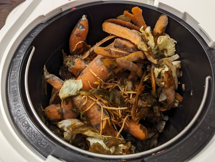 Je remplis le Lomi pendant quelques jours avec des déchets de cuisine compostables.