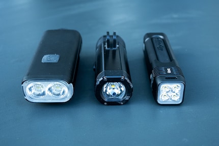 La lampe « StrikeDuo » comparée à la « Varia UT800 » de Garmin et la « Blinder 1300 » de knog. 