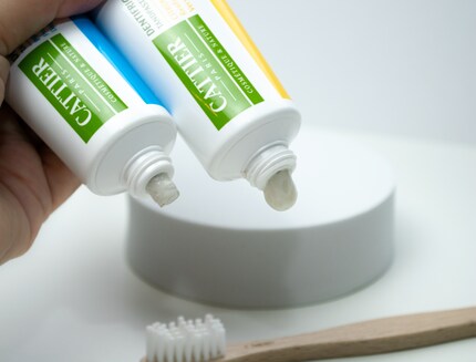 Deux dentifrices à base d’argile : j’ai été convaincue par celui à droite de l’image, qui contient certes de l’argile, mais dont on ne sent pas le goût.