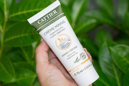 La crème pour les mains à base d’argile et d’huiles végétales adoucit la peau, pénètre rapidement et régule l’hydratation. 