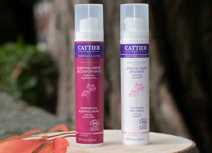 La crème de jour et la crème de nuit misent toutes deux sur l’argile rose et se complètent bien. 