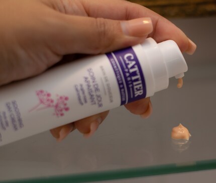 La crème rose s’étale agréablement sur la peau et pénètre rapidement. 