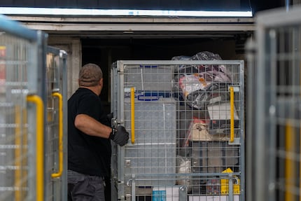 Le chauffeur de l’entreprise de transport charge les trolleys RX dans le camion.