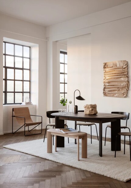 Banken kunnen een nogal wilde combinatie van stoelen in de eethoek tot rust brengen.