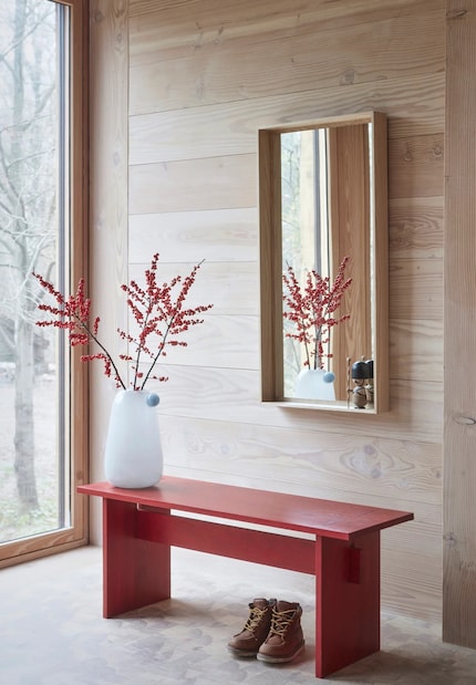 In de entree creëert een bankje de perfecte plek om te zitten en spullen op te bergen.