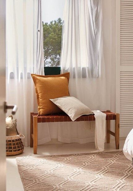 Een comfortabele bank bij het raam is perfect om te lezen, naar buiten te kijken en te dagdromen.