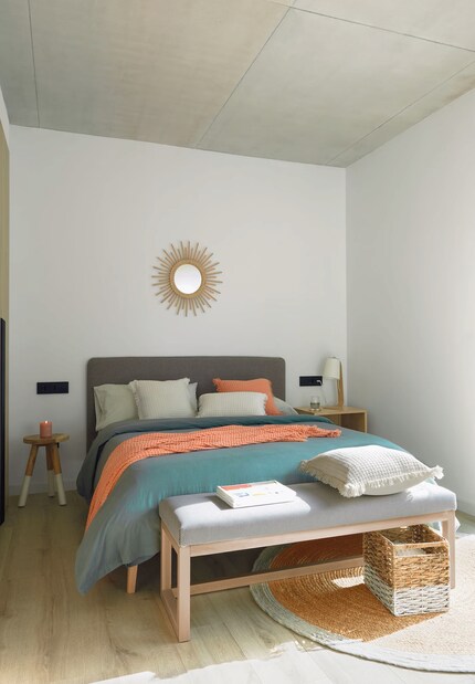 Een verrassende combinatie: banken kunnen een verlengstuk van meubels worden en de muren vrijhouden.