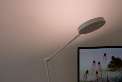 Ob auf dem Schreibtisch oder auf dem Sideboard: Das «Sun@Home Office Light» hat einen zurückhaltenden Look und sorgt für harmonisches Licht.