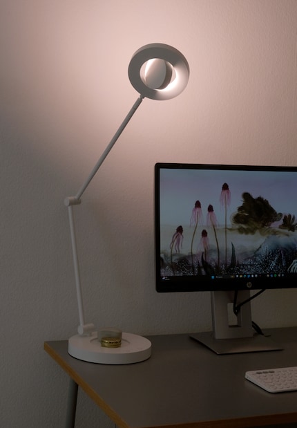 Wenn die Ringe auf dunkle Stellen im Zimmer ausgerichtet sind, entsteht ein blendfreies und homogenes Arbeitslicht.