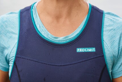 Angenehm weiche Abschlüsse und weite Ausschnitte sorgen dafür, dass nichts scheuert oder reibt.