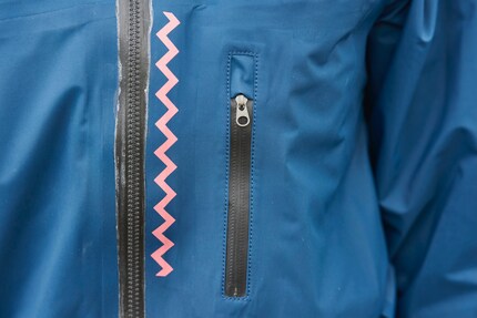 Praktisches Detail: Die Brusttasche für Handy oder Schlüssel.