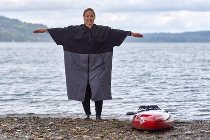 Weit und warm: Der Poncho ist zum Umziehen nach dem Paddeln oder Schwimmen ideal.
