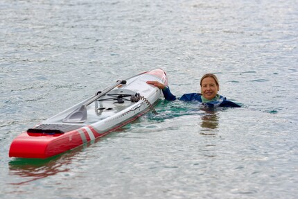 Wassertest bestanden: Der Anzug ist weitgehend dicht, nur am Hals kommt etwas Wasser rein.