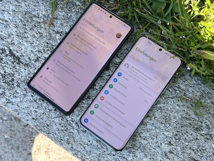 Het scherm van de Honor 90 (rechts) is zelfs in de zon goed afleesbaar. Rechts ter vergelijking de Pixel 7 Pro.