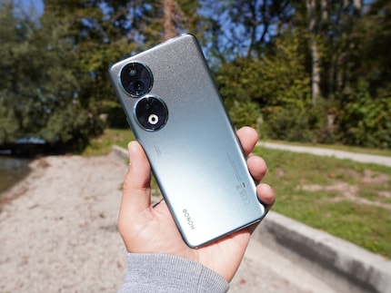 De sprankelende, licht gestructureerde achterkant van de Honor 90.