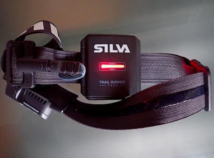 The battery case is equipped with a red safety light that you can turn on or off independently of the main light.