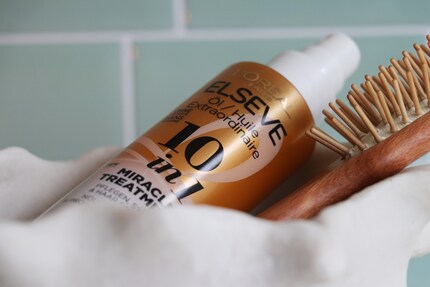 Cura, styling e protezione dal calore in un unico prodotto: Extraordinary Oil 10in1 Miracle Treatment di L'Oréal Elseve.