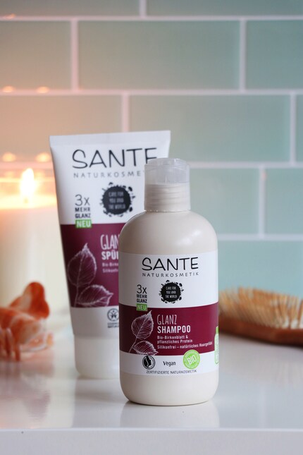 Progettati per dare ai capelli tre volte più lucentezza: lo shampoo e il balsamo Sante.