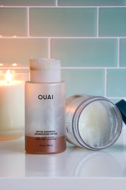 Quasi finito: lo shampoo detox di Ouai. Di fianco un altro prodotto per capelli che scopriremo presto.