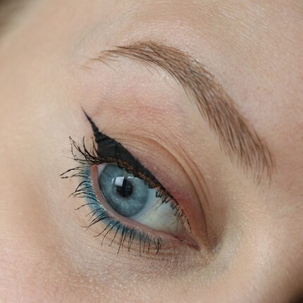 ... anschliessend Wimpern tuschen. Dadurch rückt die Farbe etwas in den Hintergrund.
