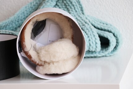 Sieht aus, als würden er einen Winterschlaf halten: der Bluetooth Earmuff von Ugg.