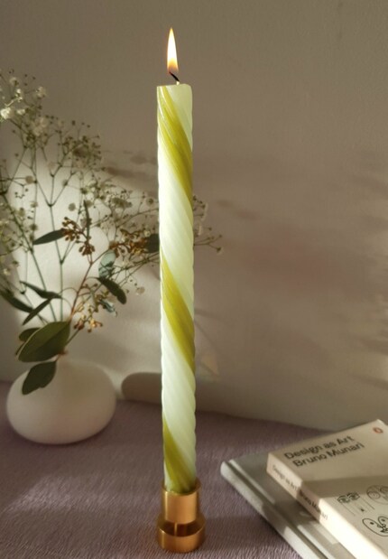 Les motifs à rainures constituent un dénominateur visuel commun qui convainc par sa simplicité.