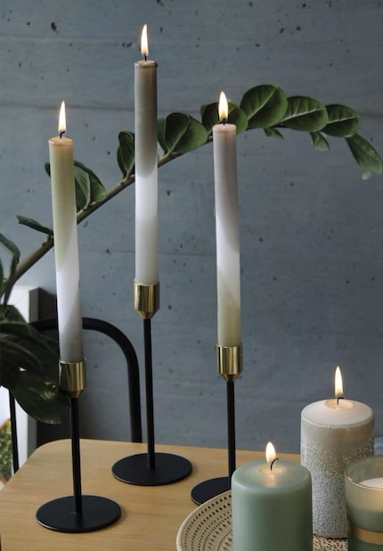 La plupart des modèles utilisant la technique du dip-dye sont imprégnés à la main et uniques.