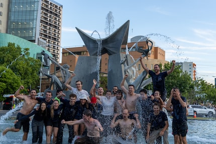 Der Drei-Flüsse-Brunnen in Adelaide Downtown fest in der Hand des Schweizer Teams.