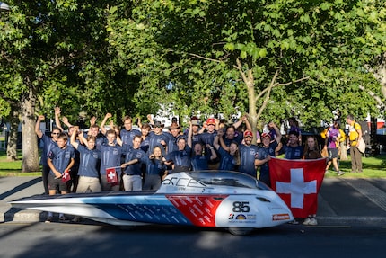 Gruppenbild mit Solar-Rennauto.