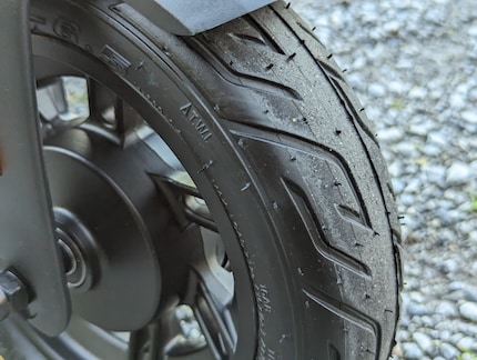 The Vmax VX2 runs on stable tyres without an inner tube.