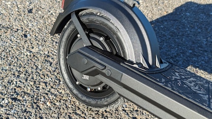 Challenge for hobby mechanics: the bikes here are tightly packed and have an electric motor.