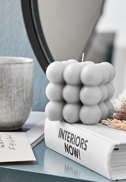 Les bougies sinueuses séduisent par leurs silhouettes marquées.