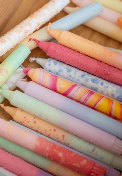 Grâce aux couleurs pastel, ces bougies ne font pas seulement leur effet une fois allumées.