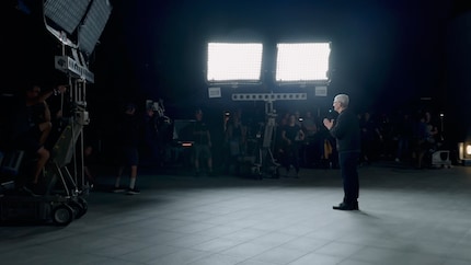 Le décor ressemble à celui d'un film hollywoodien. Toute une équipe veille à ce que les conditions soient optimales pour l'iPhone.