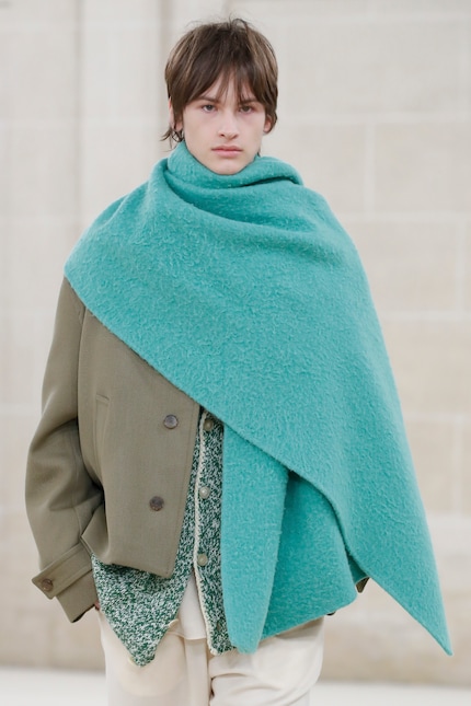 Avvolta intorno al busto come da Auralee...