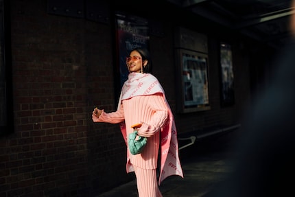 Appoggiata sulle spalle, la sciarpa appare particolarmente dinamica.