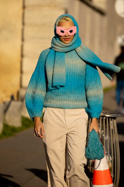 Chiusa con un nodo, la sciarpa tiene la testa al caldo.