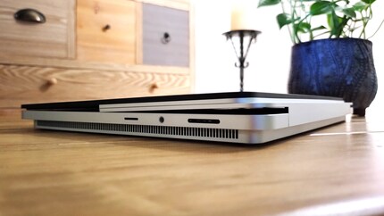 On the right is the MicroSDXC card reader, 3.5 mm headphone jack and the power connection (Surface Connect port).