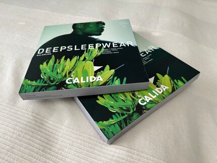 In quadratischen Kartons verpackt kommt die «Deepsleepwear» bei mir an.