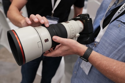 Ein erstes Hands-on bestätigt Sonys Versprechen: Mit dem 300 mm F2.8 lässt sich gut aus der Hand fotografieren – auch weil der Schwerpunkt sehr nahe an der Kamera liegt.