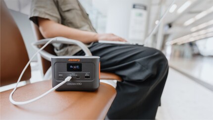 Die Powerstation kann gleich mehrere Geräte wie Laptops gleichzeitig laden.