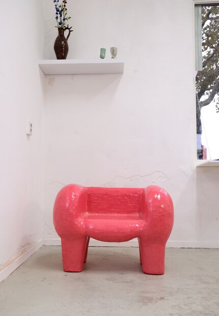 Er ist sowohl ein funktionaler Stuhl als auch ein seltsames Dekostück.