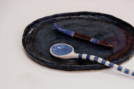 Obwohl es plump wirkt, versprüht das Besteck mit kleinen Knubbeln oder Seemannsstreifen Charme.