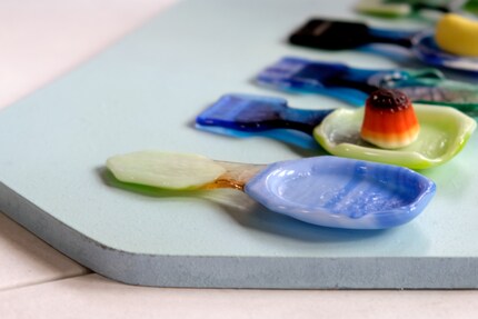 Jeder Löffel entsteht aus Glasabfall und ist ein Einzelstück.