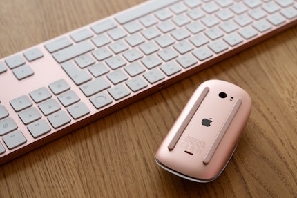 A Lightning connector on the bottom of a mouse in the year 2023? Okay then, Apple.