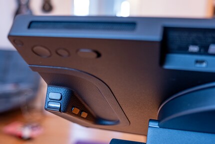 Les boutons programmables à l’arrière ressemblent à ceux d’une manette de jeu.