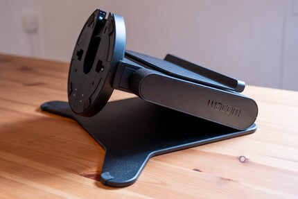 Le pied disponible séparément est également très imposant, mais pratique.