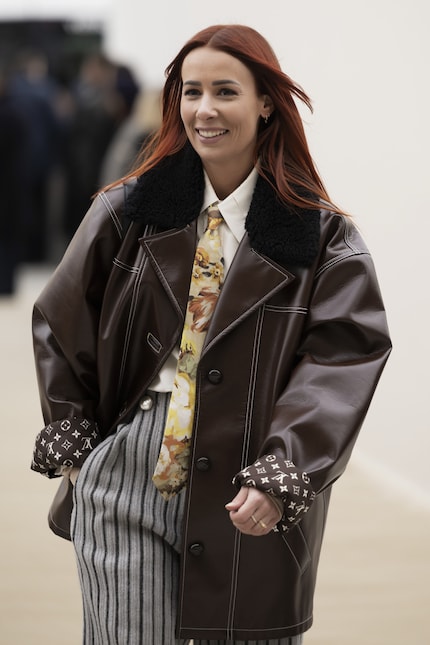 La cravatta floreale e i pantaloni a righe creano un eccitante mix di fantasie.