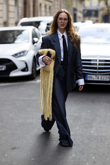 Un classico look da cravatta, visto alla Settimana della Moda di Parigi quest'autunno.